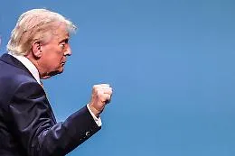 Hormuz "semi chiuso" e l'Iran nel mirino di Trump: "Tregua finita, ma i negoziati vanno avanti" 