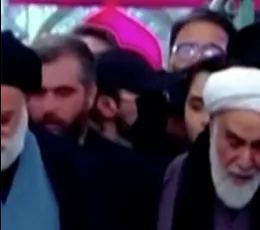 Figura mascherata tra i parenti ai funerali di Kamenei e il web si scatena: era il figlio Mojtaba?