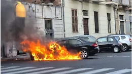 Catania: fiamme e paura in piazza Corsica, brucia un'auto parcheggiata 