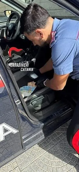 Evasione e spaccio a San Giovanni Galermo: trovato in giro con la "roba" e un un po' di soldi in contanti