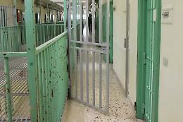 Finge di aver ingoiato una lametta ed evade durante il trasferimento dal carcere all'ospedale