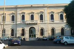 Follia a Piazza Lanza, detenuto aggredisce gli agenti: in tre al pronto soccorso 