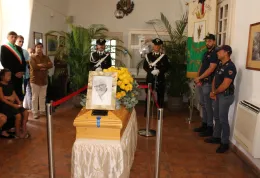 La camera ardente di Peppino di Capri  in municipio e poi il funerale: il feretro accolto da un lungo applauso