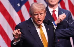 Per Trump lo Stretto di Hormuz resta aperto: "Li abbiamo bombardati pesantemente"