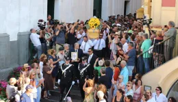 Capri saluta il suo sognatore, l'addio a Peppino Di Capri tra canzoni ed emozioni