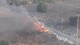 Distesa di rifiuti in fiamme ad Agnone Bagni: rogo doloso scatena fumi tossici nell'area
