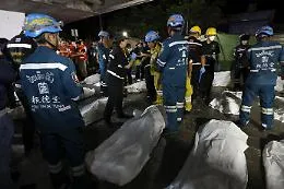 Strage nella notte thailandese: le fiamme divorano un pub, 27 morti 