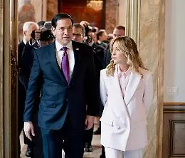 Vertice di Washington sull'estrema sinistra: l'Italia sar&agrave; rappresentata dal sottosegretario Molteni. Le opposizioni: "Meloni in ginocchio da Trump" 