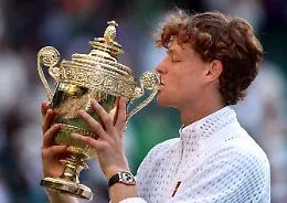 Jannik Sinner da leggenda: doppietta storica sull'erba di Wimbledon