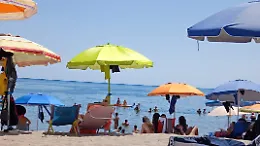 La parola all'esperto: &laquo;Anziani e fragili evitino il mare l&rsquo;ombrellone non &egrave; un rimedio&raquo;
