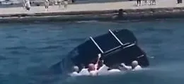 Cade con l'auto in mare, salvato dai cadetti che si tuffano  in acqua: il video 