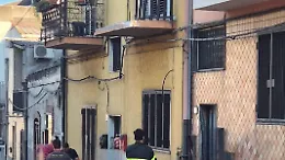 Il curioso incidente a Catania: tir sradica la ringhiera di un balcone (e fugge) 