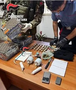Una "casa bunker" per il market della droga e rischi elevati anche per i vicini di casa: c'era anche materiale esplodente