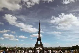 Nei fuochi d'artificio del 14 luglio l'omaggio al gemellaggio tra Parigi e Roma
