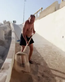 Scoglitti, l'imprenditore dal senso civico ripulisce la rampa per disabili impraticabile per la sabbia
