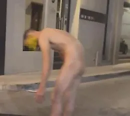 Vittoria, uomo nudo al centro dell'incrocio: momenti di grande preoccupazione