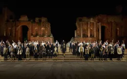 Dolce & Gabbana al Teatro antico di Taormina vestono  un uomo ispirato a Cavalleria rusticana