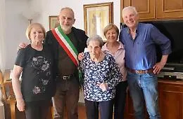 A 107 anni rinnova la tessera del Pd: &laquo;Voglio una foto con Elly Schlein&raquo;
