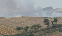Sicilia in fiamme: vasti roghi a Resuttano ma anche tra Ragusa, Siracusa e Palermo, canadair e mezzi aerei in azione

