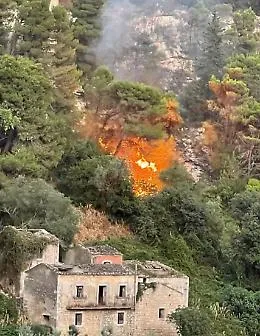 Modica accerchiata dalle fiamme, il sindaco Monisteri: "Stiamo lavorando per cercare di contenere il fronte di fuoco. Non &egrave; semplice"