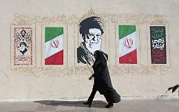 Escalation nel Golfo: attacchi iraniani su infrastrutture civili. L'accusa di crimini di guerra e lo strappo di Teheran