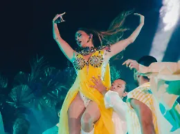 Dolce & Gabbana, la star Jennifer Lopez incanta Taormina: motivi floreali, body in pizzo e presenza scenica