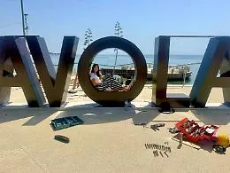 Da piazza Esedra a Terrazza Stella del Mare: inaugurazione tra entusiasmo e polemiche sulla memoria