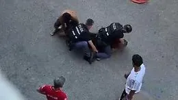 Muore durante il fermo della polizia a Bologna: spunta un video con le urla del 43enne