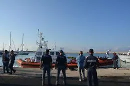 Sbarco di 46 migranti a Pozzallo, la polizia ferma tre presunti scafisti