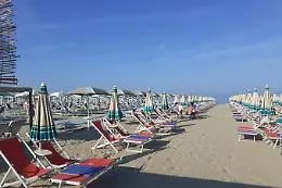 Terrore durante le vacanze a Lido di Camaiore: entra in hotel e tenta di abusare di una 15enne