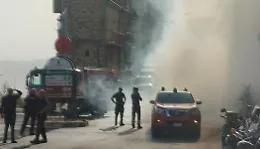 Come se non bastassero i roghi, anche un&rsquo;auto in fiamme nel centro di Enna: intervento dei vigili del fuoco

