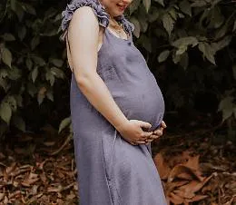 A 57 anni mamma grazie alla procreazione medicalmente assistita: il caso che riapre il dibattito su fertilit&agrave;, medicina e limiti biologici