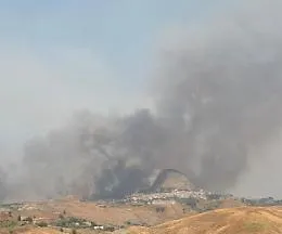 Vasto incendio vicino Sutera,  le colonne di fumo raggiungono il paese
