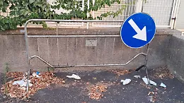 Transenna abbandonata in via Domenico Morelli a Catania: il Comune intervenga