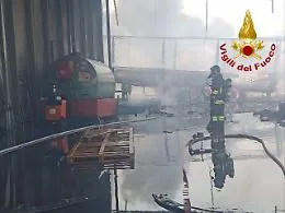Inferno nella Zona Industriale di Catania: in fiamme un polo logistico, due vigili intossicati 