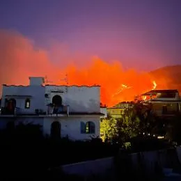 Sicilia in fiamme: Legambiente chiede l'intervento dell'esercito e il Pd invoca strategie di prevenzione