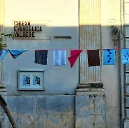 Vittoria, il caso delle bandierine scambiate per mutande e la risposta del Comune
