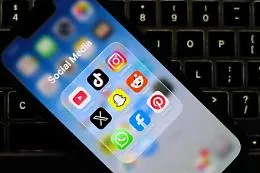 La Francia vieta i social agli under 15, una rivoluzione digitale che sfida Big Tech
