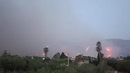 Notte di fuoco e black out a Palermo: fiamme a Borgo Nuovo e Monte Pellegrino, citt&agrave; al buio