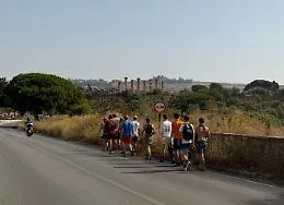 Turisti a piedi tra i veicoli per raggiungere i Templi: il paradosso della mobilit&agrave; ad Agrigento
