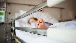 Bimbo di 18 mesi muore in ospedale per un batterio killer preso all'asilo, altri 4 compagnetti ricoverati 