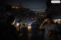Modica, dopo l'incendio il blackout: la citt&agrave; &egrave; piombata nel buio e i disagi non si contano