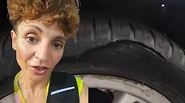 Trova le ruote della citycar squarciate: &laquo;&Egrave; la seconda volta, ma non resto zitta&raquo;