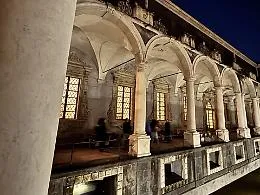 Luci e ombre al Monastero dei Benedettini: viaggio notturno nel tardo barocco