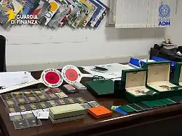 Lingotti d'oro, gioielli, orologi di lusso: in una cassaforte nascosto un tesoretto pronto a partire da Pozzallo per Malta
