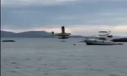 Un idrovolante si schianta e brucia a Seattle, un video amatoriale mostra gli attimi fatali
