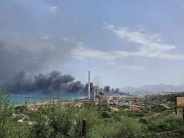 Incendio all'ex Blutec di Termini Imerese, l'allarme della sindaca: "Spostatevi da casa solo per necessit&agrave;"