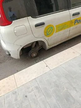 Vittoria, colpo notturno alla posta: rubata una ruota dell'auto di servizio