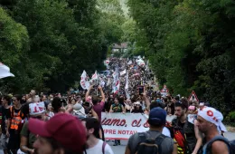 L'assalto dei No Tav ai cantieri della Torino-Lione: oltre 100 feriti, la valle bloccata e la condanna di Meloni