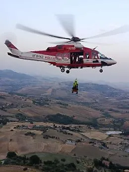 Volo di venti metri dal belvedere: precipitata nel burrone, donna salvata dai vigili del fuoco
